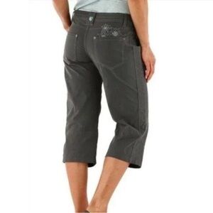 Kuhl Kendra women’s cropped pant. Size 10. Color olive green.
